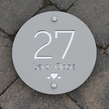Laden Sie das Bild in den Galerie-Viewer, Modern Round House Address Sign 20 cm Diameter - Kreativ Design Ltd 