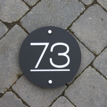 Laden Sie das Bild in den Galerie-Viewer, Modern Round House Address Sign 20 cm Diameter - Kreativ Design Ltd 